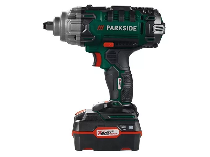 The impact wrench with the 4 Ah battery fitted